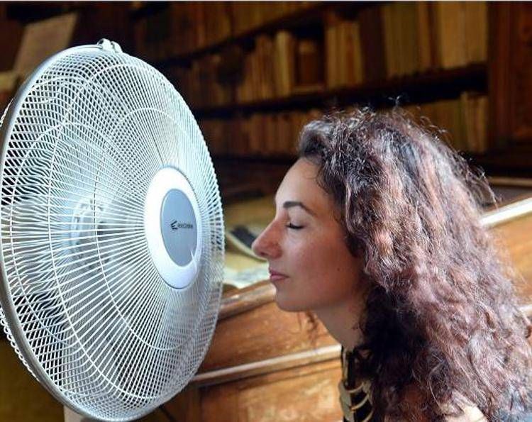 Notti insonni? Panno umido sul ventilatore, doccia fresca e tablet spento