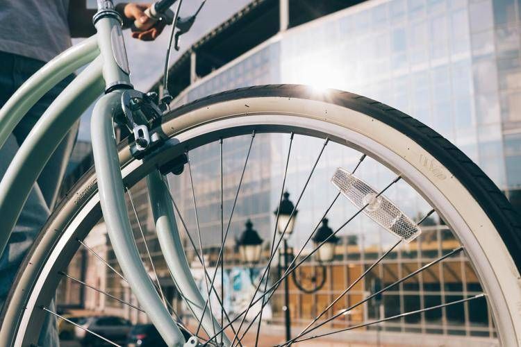 Iss, solo 42% italiani si spostano a piedi o in bici, trend in calo