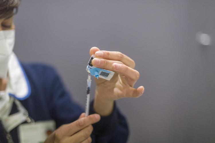 Vaccino covid, in Francia indennizzi a 72 persone per effetti secondari