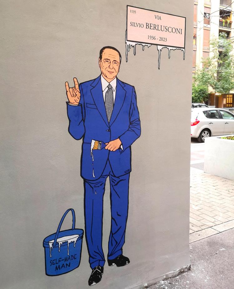 Berlusconi fa le corna, nuovo murale in via Volturno