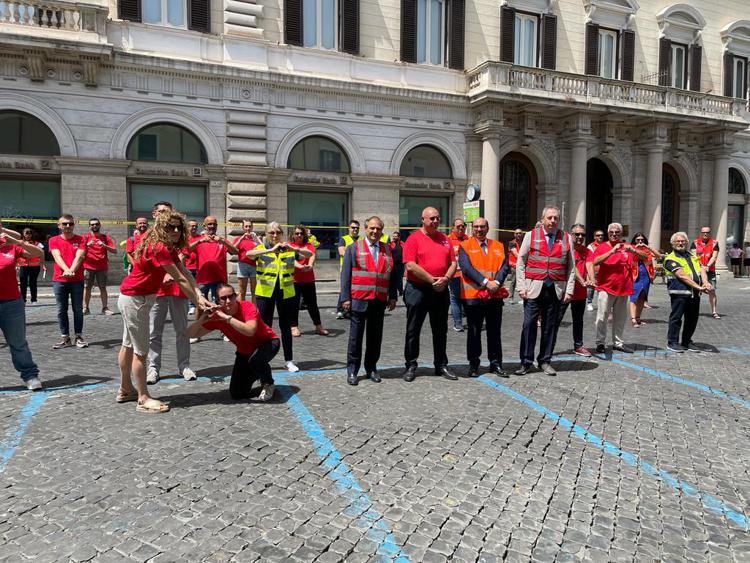 Medici e operatori 118 in piazza a Roma: 