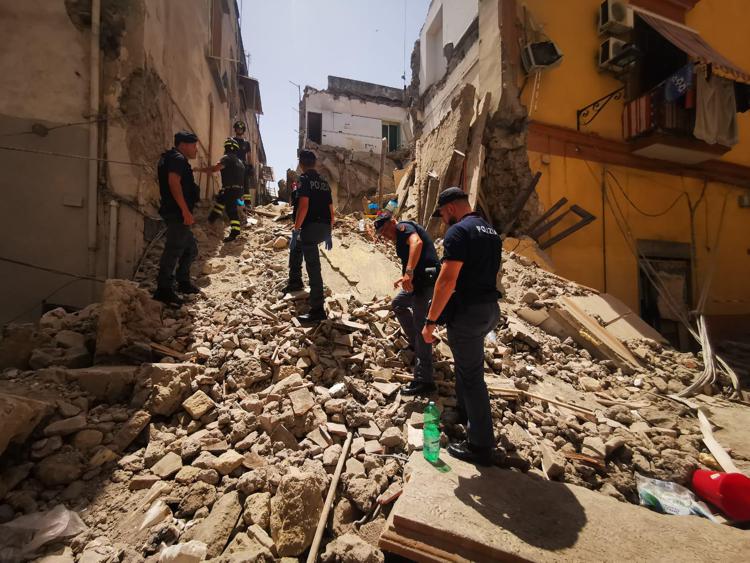 Napoli, crolla palazzina a Torre del Greco: 3 estratti vivi, 5 i feriti