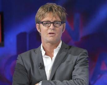 Filippo Facci posts photos by the sea and replies to fans: “If I would have written the piece anyway? Yes”
