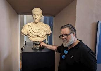 Russell Crowe visiting the Uffizi with his family