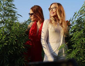 Naike Rivelli: “Con mamma mi batto per la cannabis medica. Meloni sostenga un diritto dei malati”