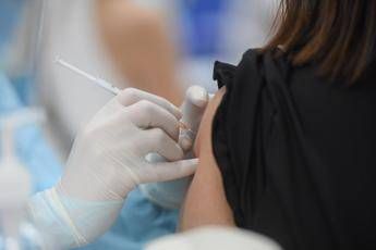 In autunno vaccino anti-Covid gratis solo a fragili e agli anziani? Esperti divisi