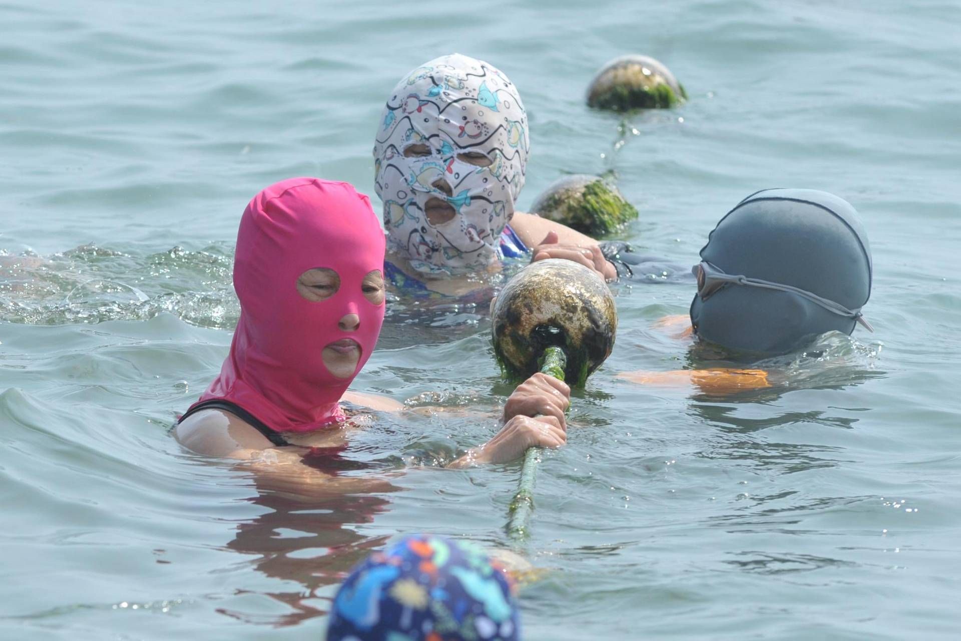 Record heat in China, the 'facekini' is all the rage among bathers