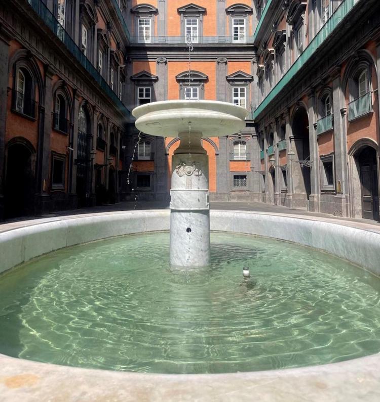 Napoli, Restaurata la fontana ovale nel Cortile delle Carrozze di Palazzo Reale