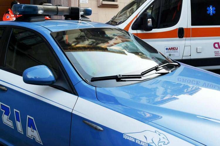 Volante della polizia e ambulanza (Fotogramma/Ipa)