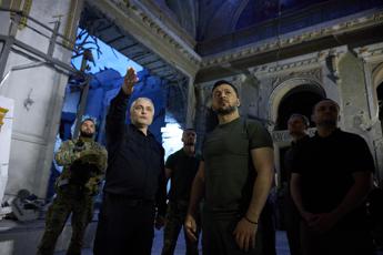 Ukraine, Zelensky visits Odessa Cathedral hit by Russians – Video