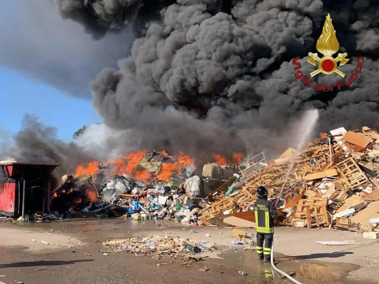 Incendio a Ciampino in impianto rifiuti, 60 vigili del fuoco in azione - Video