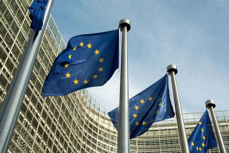 Finanza sostenibile, la Commissione Ue adotta gli standard europei di rendicontazione