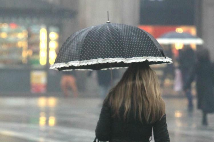 Donna con ombrello sotto la pioggia - (Fotogramma)