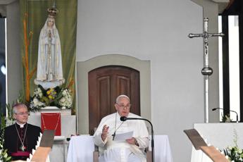 Pope Francis in Fatima prays for peace and underlines: “The Church welcomes everyone”