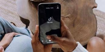 TikTok, nuovi strumenti di sicurezza per i minori