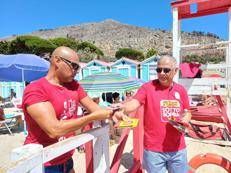 La campagna di Filcams Cgil 'Mettiamo il Turismo SottoSopra' durante una tappa siciliana (Foto Us)