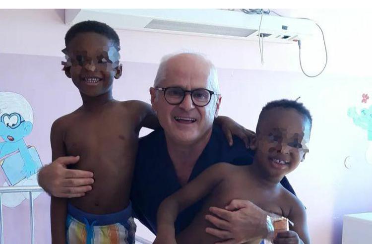 Il responsabile della Pediatria del presidio ospedaliero di Soverato, Giuseppe Tuccio, con due piccoli pazienti migranti