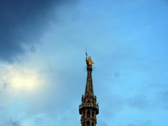 Milan, they climb the spire of the Madonnina del Duomo: 2 Frenchmen stopped
