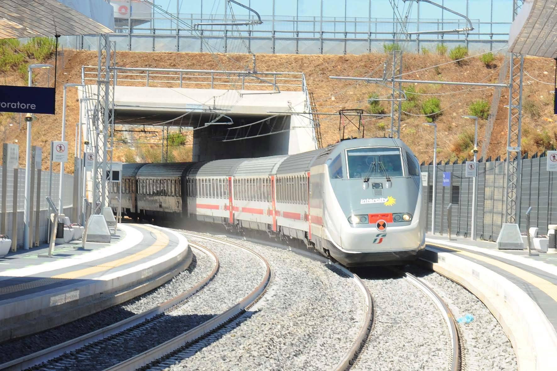 Treni da incubo tra ritardi e incidenti: boom reazioni negative sui social