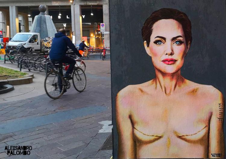 L'opera di aleXsandro Palombo Angelina Jolie 'Love Yourself' apparsa in piazza San Babila, a Milano, e rimossa nei mesi scorsi 