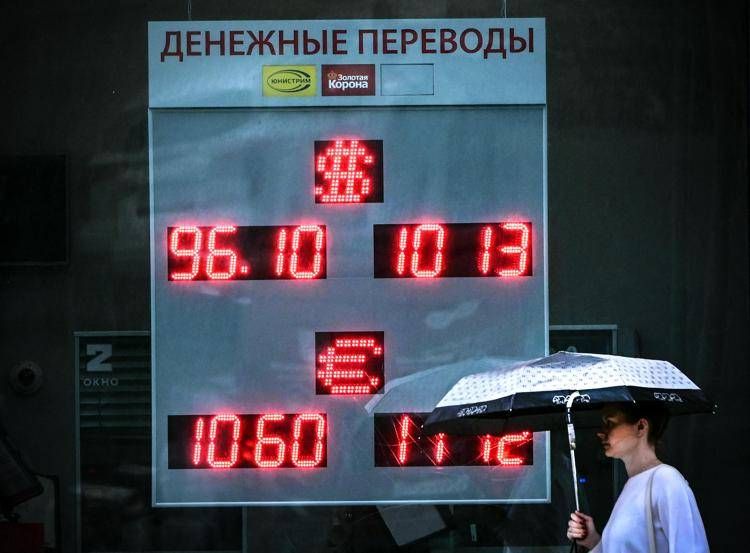 Guerra Ucraina-Russia, rublo ai minimi da 16 mesi rispetto a euro e dollaro