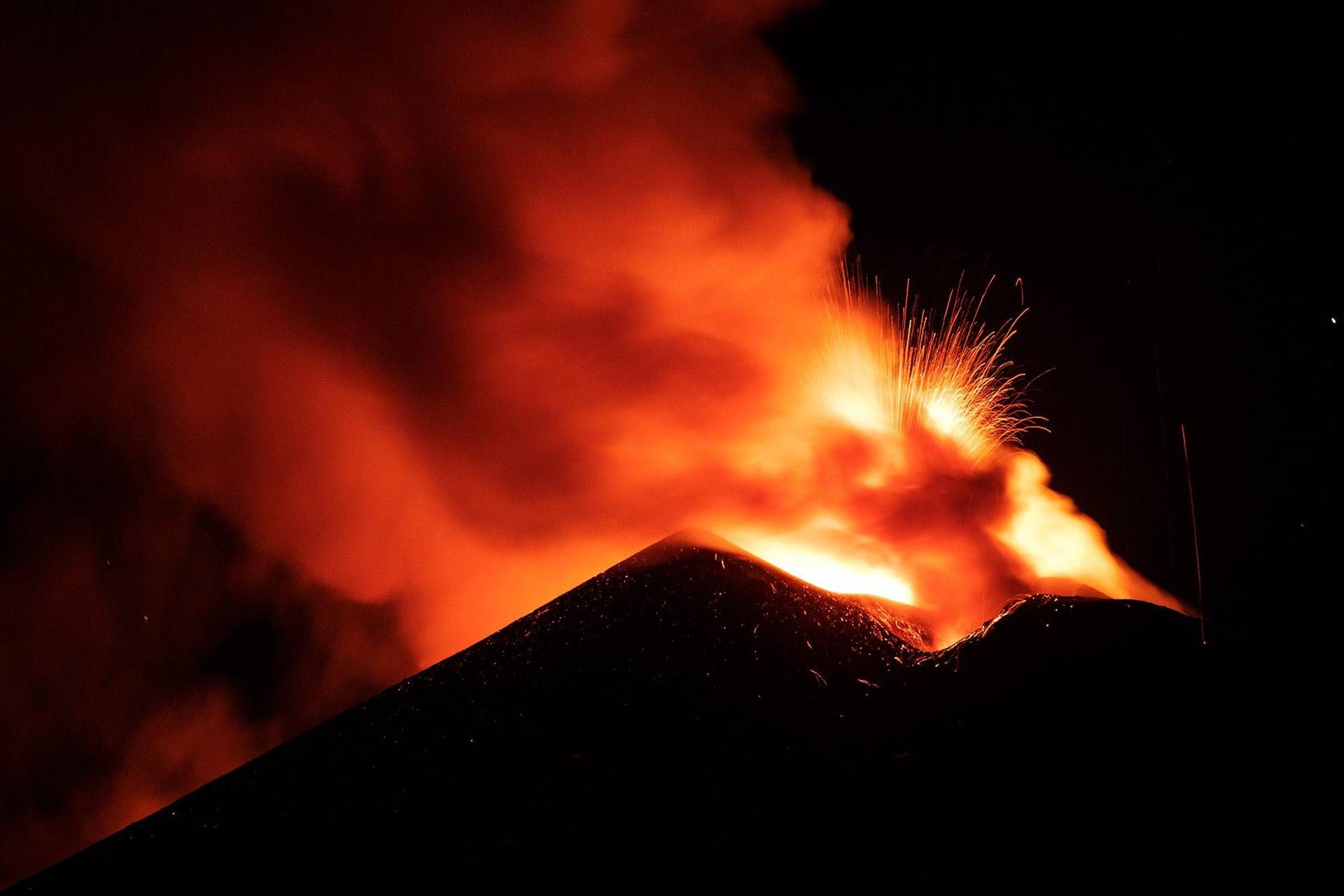 Etna in eruzione, oggi allerta sale a 'preallarme' ultime news oggi 16