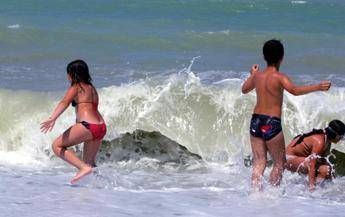 Piccole ferite in vacanza, occhio alle ‘fake’ che mettono a rischio la pelle