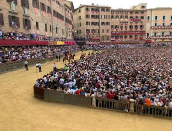 Palio di Siena 2023, Goose wins race August 16 with shaken horse