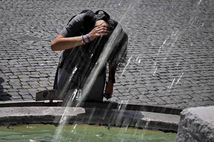 Allerta caldo, weekend da bollino rosso in 8 città