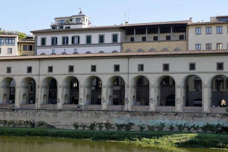 Firenze, le colonne del Corridoio Vasariano imbrattate con scritte