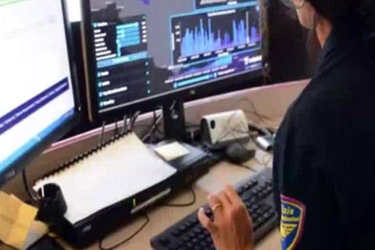 Polizia postale analizza file in indagini su pedopornografia - (Fotogramma)