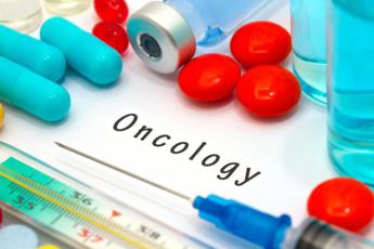 Tumori, oncologi: “Prevenzione su boxer e reggiseni? Facciamola anche in Italia”