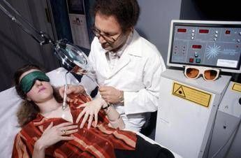 Salute, dermatologi: “Pelle più esposta ai raggi solari, mappate i nei dopo le vacanze”