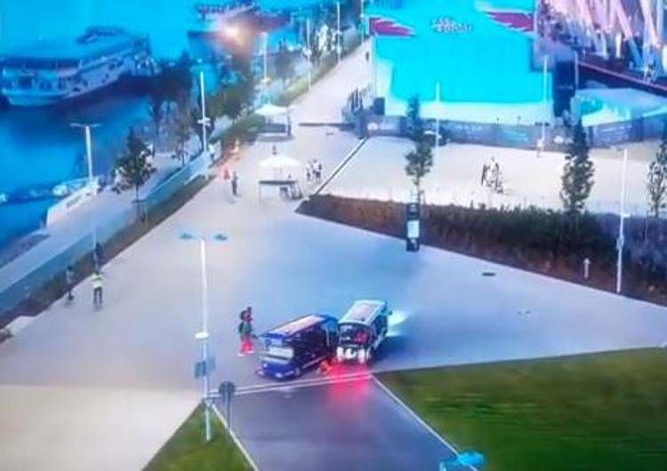 Mondiali Budapest, scontro tra veicoli con atleti a bordo - Video