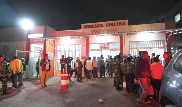 Antananarivo, persone davanti all'ospedale (Afp)