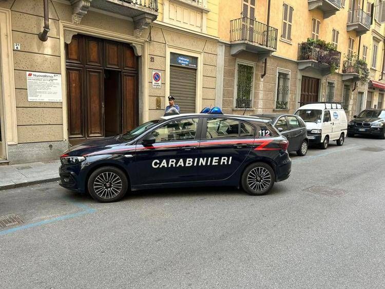 Torino, bimba cade da balcone e passante la prende al volo