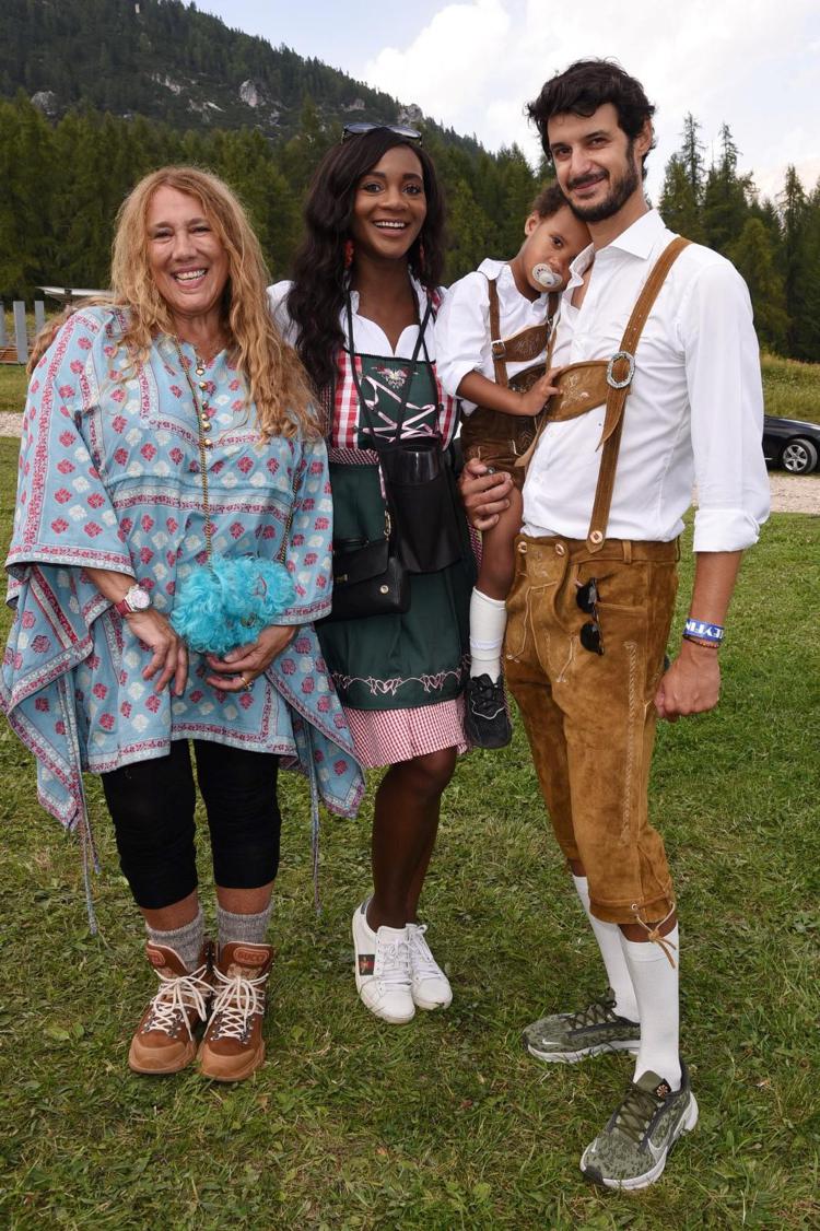La stilista Monika Nemdaka, premiata al summer party di Cortina d'Ampezzo per il miglior abito ampezzano, accanto al marito, al figlio e Daniela Kraler
