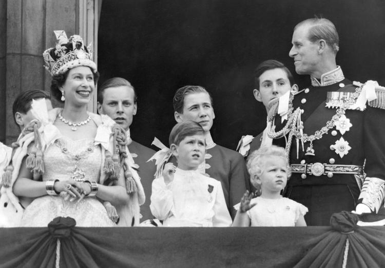 La regina Elisabetta al balcone di Buckingham Palace accanto al principe di Edimburgo ai principini Carlo e Anna  - (Fotogramma/Ipa)