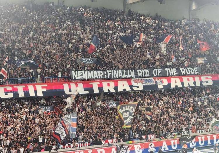 Lo striscione contro Neymar