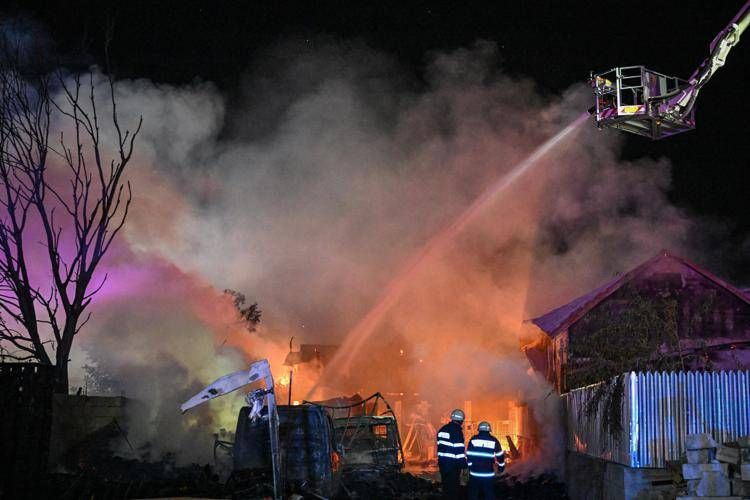 Il luogo delle esplosioni a Crevedia, in Romania (Afp)
