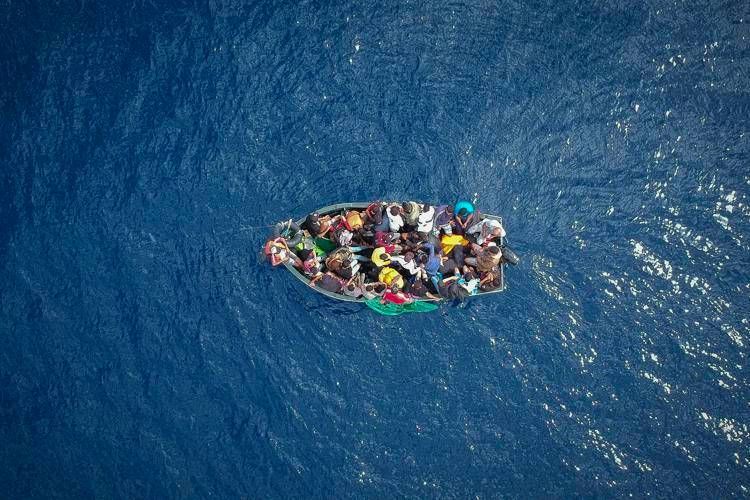 Un barchino con migranti (Afp)