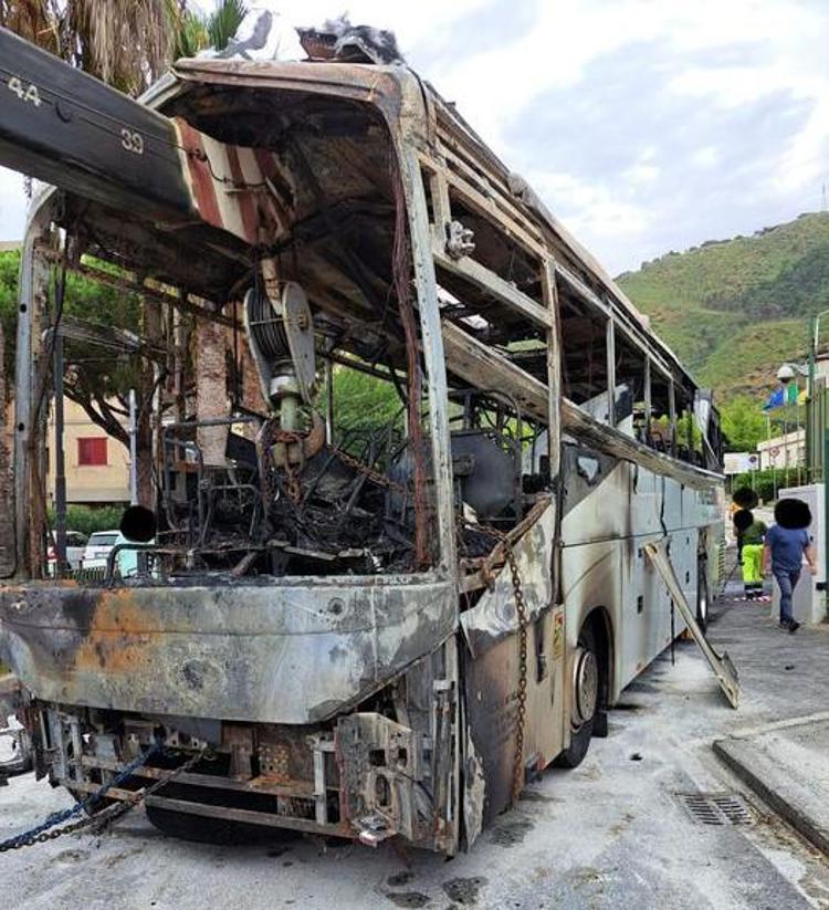 Bus sfonda cancello comune Pozzuoli e viene bruciato