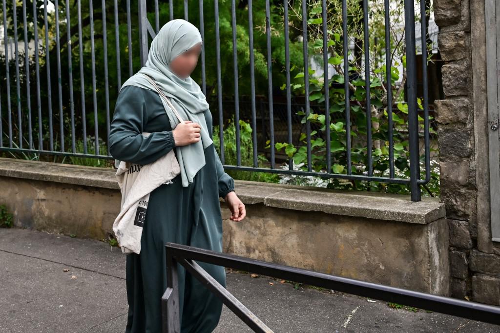 France, abaya banned in school: Islamic dress is prohibited - Pledge Times