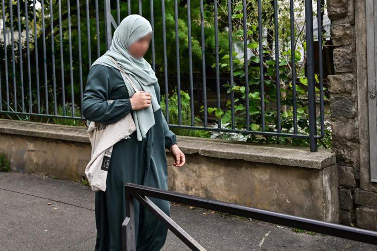 Una studentessa indossa l'abaya - (Afp)