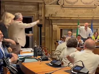 Terni, mayor Bandecchi against councilor: near brawl – Video