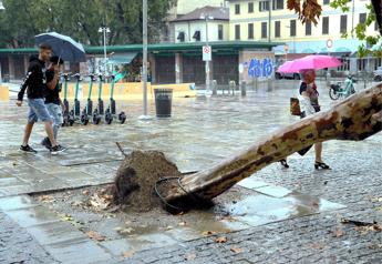 Bad weather today with Cyclone Poppea, red weather alert in Lombardy