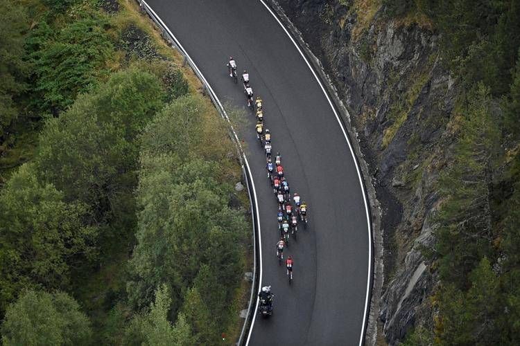 Ciclisti impegnati nella  Vuelta di Spagna 2023 - (Afp)