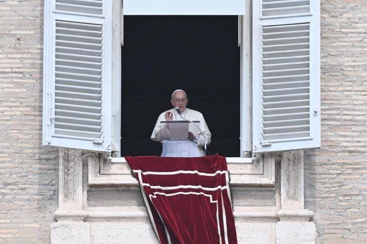Papa Francesco durante l'angelus di domenica scorsa a Piazza San Pietro (Afp)
