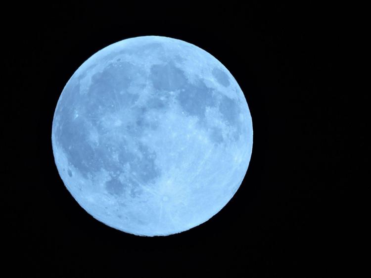 Arriva la Super Luna blu, la più grande del 2023: quando e dove vederla