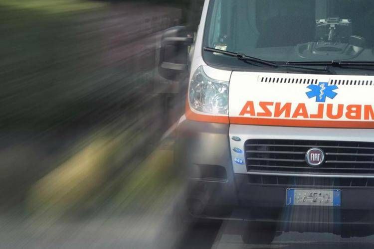 Ambulanza in strada - (Fotogramma)